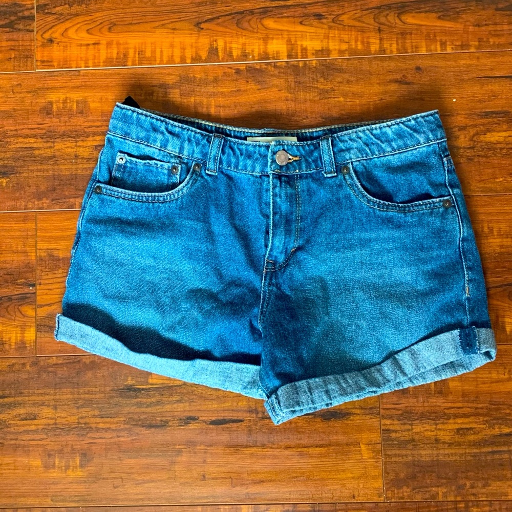 Levi’s Girlfriend Shorty Shorts
